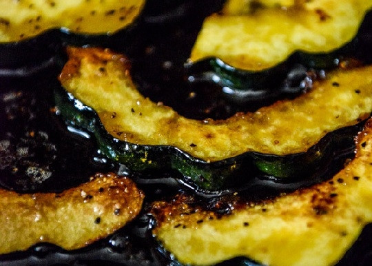 1. Этап. Салат из тыквы и рукколы с орехами и гранатом: 1. Тыкву вымойте, обсушите и нарежьте, удалив косточки. Посолите и поперчите по вкусу. Выложите на сковороду с разогретым растительным маслом. Жарьте на среднем огне до мягкости около 5 минут с каждой стороны. Можно добавить немного сахара, чтобы тыква карамелизировалась.