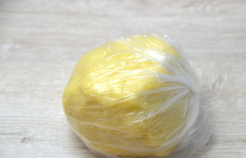 1. Этап. Американский лимонный пирог: Соберите тесто в шар, переложите в пакет, уберите в холодильник на 30-40 минут.