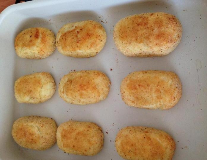 1. Этап. Картофельные зразы с фаршем в духовке: Один раз зразы переверните, чтобы со всех сторон они подрумянились и пропеклись.