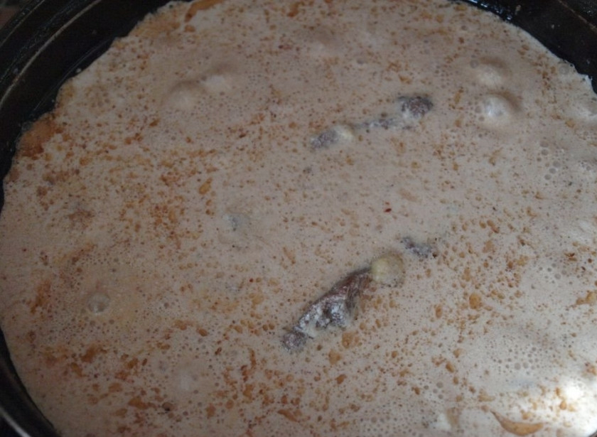 1. Этап. Гуляш из говядины в мультиварке: 5. Заливаем смесью мясо и овощи. Включаем режим «Тушение», время 1,5 часа.