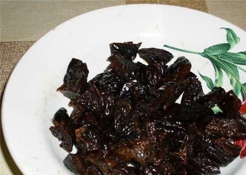 1. Этап. Торт Генерал: 4. Чернослив вымыть, просушить и при необходимости запарить. Порезать на 2-4 части и добавить в 3 часть теста.