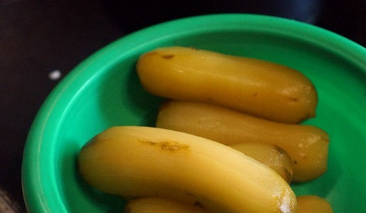 1. Этап. Солянка рыбная оригинальная: Огурцы очистить от кожуры.