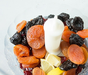 1. Этап. Веганские батончики из сухофруктов: Выкладываем в чашу блендера остальные сухофрукты, добавляем нарезанный на ломтики лимон.