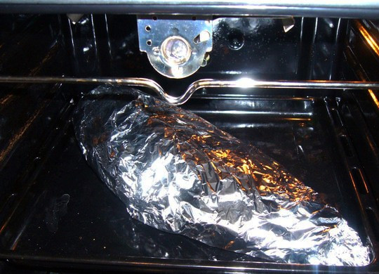 1. Этап. Рыба, запеченная в духовке в фольге: Разогрейте духовку до ста восьмидесяти градусов и поставьте в нее карпа, предварительно завернув его в фольгу. Запекайте около сорока минут. Время приготовления зависит от размера вашей рыбки.