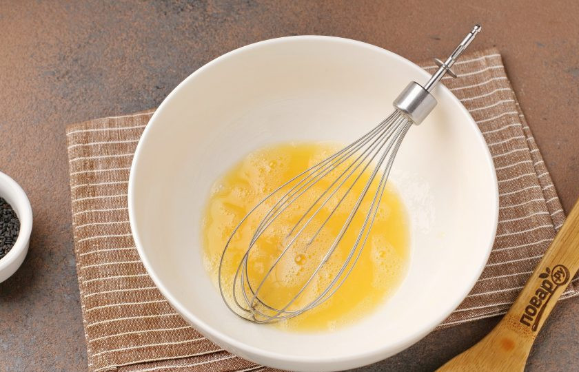 1. Этап. Заливной пирог с капустой и картошкой в духовке: В глубокой миске взбейте яйцо с 1/2 ч.л. соли.
