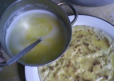 1. Этап. Чепалгаш с картошкой: Готовые лепешки смазываем взбитым яйцом.