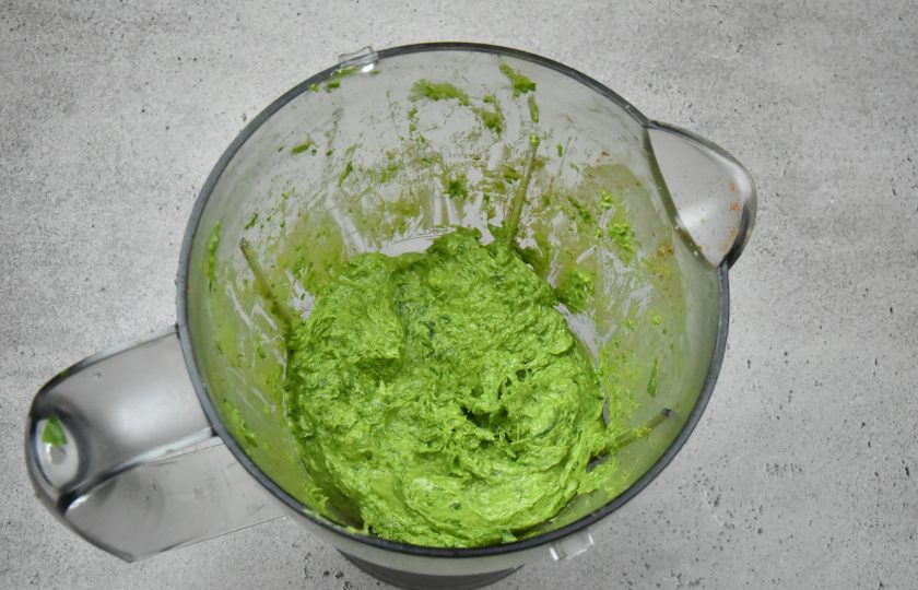 1. Этап. Черемша с салом на зиму: Добавьте черемшу и измельчите составляющие в однородную массу. Добавьте по вкусу соль.