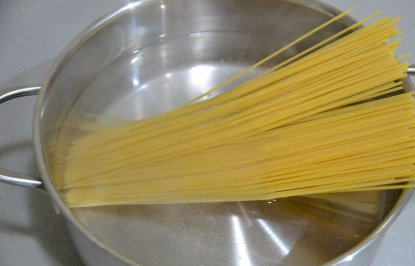 1. Этап. Карбонара без сливок: Параллельно поставьте кастрюлю с водой для отваривания спагетти в подсоленной воде. Отваривайте до состояния 
