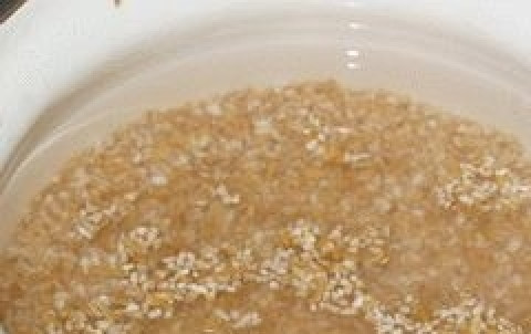 1. Этап. Каша Полтавская: Крупу хорошо промойте до прозрачной воды. Залейте её в кастрюле двумя стаканами подсоленной воды и поставьте на огонь.