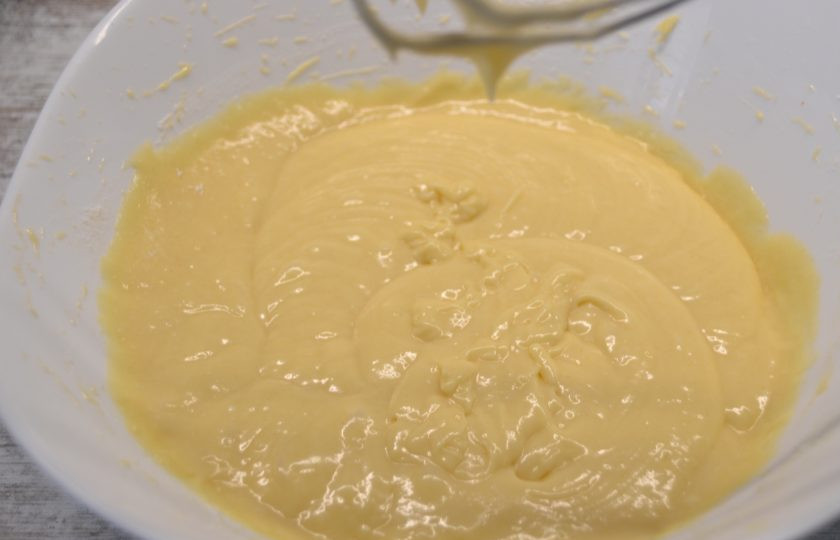 1. Этап. Итальянская шарлотка с яблоками: Всыпьте муку, замесите тесто, вымешивать можно миксером, делайте это сначала на набольших оборотах, чтобы аккуратно вмешать муку.