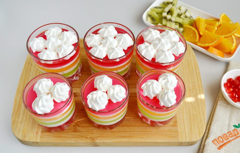1. Этап. Слоеное желе в стаканчиках: 9. Украсьте желе сливками. Подготовьте и порежьте фрукты.