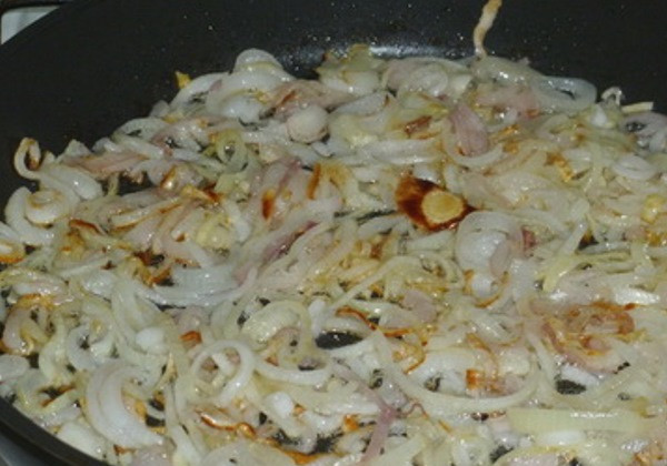 1. Этап. Куриная печень в сметане: И обжарьте его на подсолнечном масле до золотистого цвета.