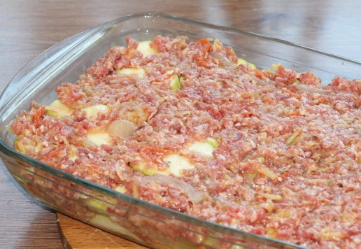 1. Этап. Запеканка с картофелем, кабачками, мясным фаршем: 13. Поверх кабачков распределите ровным слоем мясную начинку.