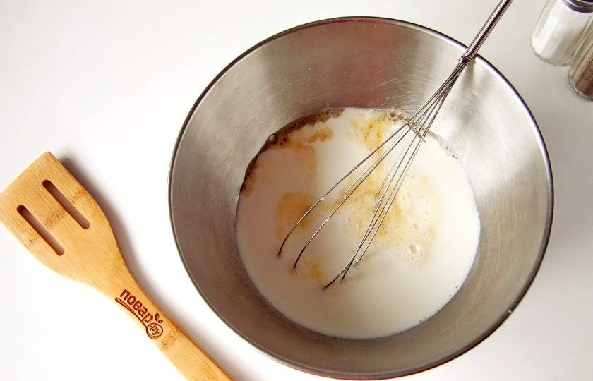 1. Этап. Заливной пирог с курицей и грибами: Добавьте молоко.