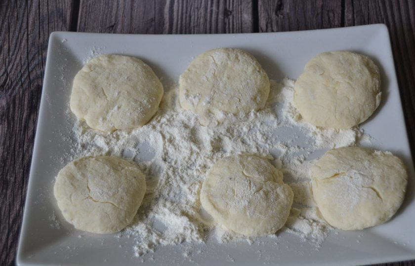 1. Этап. Сырники из рикотты: Обваляйте сырники в муке с обеих сторон.