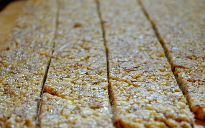 1. Этап. Козинаки из грецких орехов: Мокрым ножом разрезаем пласт на небольшие ромбики и выкладываем козинаки на тарелку.