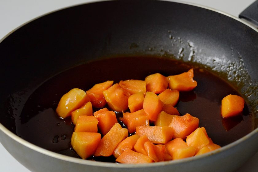 1. Этап. Каша с карамелизированной тыквой: Добавьте тыкву порезанную кубиками, перемешайте, чтобы она полностью покрылась карамелью. Обжаривайте тыкву 10-12 минут до золотистого цвета.