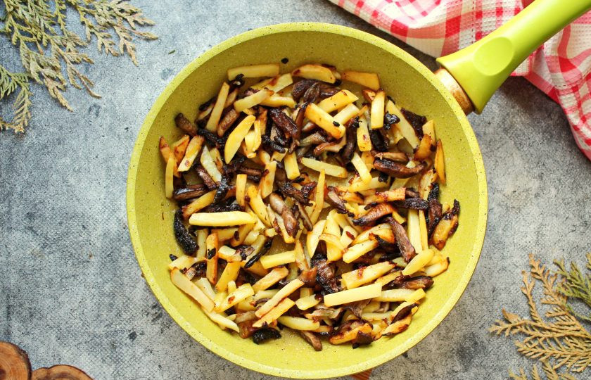 1. Этап. Рыжики жареные с картошкой: Обжаривайте все в течение 10 минут под крышкой на среднем огне. Снимите крышку, посолите, перемешайте и обжаривайте до готовности картофеля. Снимите рыжики жареные с картошкой с огня и сразу подавайте к столу.