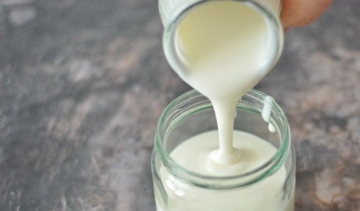 1. Этап. Ленивая овсянка на домашнем йогурте: Залейте их йогуртом без добавок. Ссылку на рецепт домашнего йогурта дам в конце рецепта.