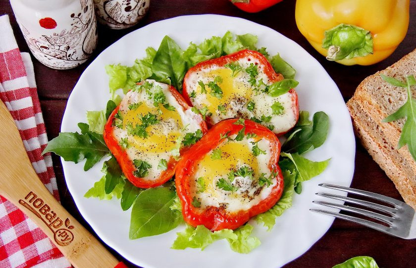 1. Этап. Яичница в болгарском перце: Аккуратно при помощи лопатки переложите яичницу на тарелку. По желанию украсьте любой свежей зеленью. Приятного аппетита!