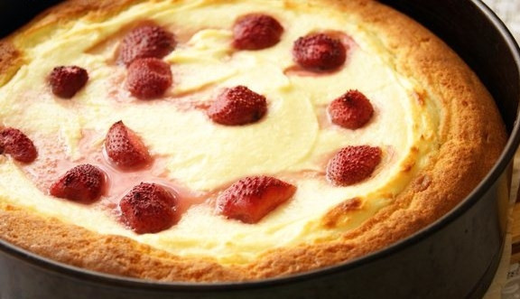 1. Этап. Творожный пирог с бисквитным тестом: Поставьте духовку греться и в еще не разогретую духовку поставьте пирог. Запекайте минут 30-35 при температуре 180 С.