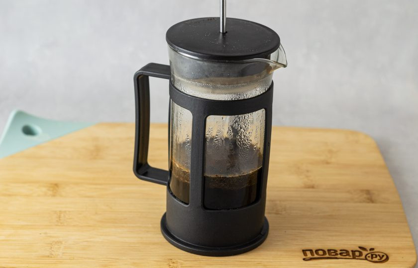 1. Этап. Ванильный раф: Во френч-пресс насыпьте молотый кофе, залейте горячей водой, прикройте и оставьте на 5 минут завариться. Затем очень медленно опустите поршень френч-пресса и отфильтруйте кофе.