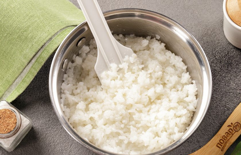 1. Этап. Суши-моти: Влейте тёплую заправку в основу и осторожно перемешайте лопаткой, чтобы не повредить рис.