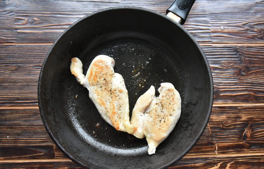 1. Этап. Пицца Альфредо: В сковороде разогрейте растительное масло и обжарьте филе со всех сторон до подрумянивания. Заверните готовое филе в фольгу и оставьте. Мясо отдохнет и дойдет до готовности.