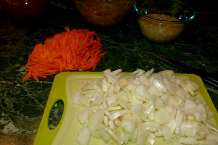 1. Этап. Плов в духовке с курицей: Морковь трем на крупной терке или нарезаем соломкой, репчатый лук режем небольшими кубиками.