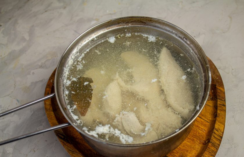 1. Этап. Салат Екатерина Мудрая: Куриное филе можно отварить накануне. Для того, чтобы курица получилась вкусной и сочной, опустите филе в кипящую воду и варите 15-20 минут, добавьте соль, лавровый лист и перец горошком. Снимите курицу с плиты и дайте остыть ей в бульоне.