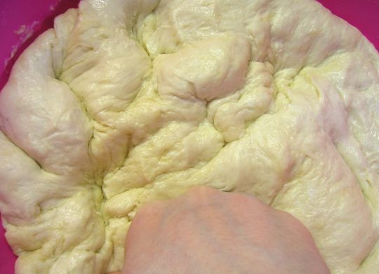 1. Этап. Плюшки с маком: Постепенно добавляем оставшуюся муку и растительное масло и хорошо вымешиваем. Тесто должно быть гладким и эластичным.