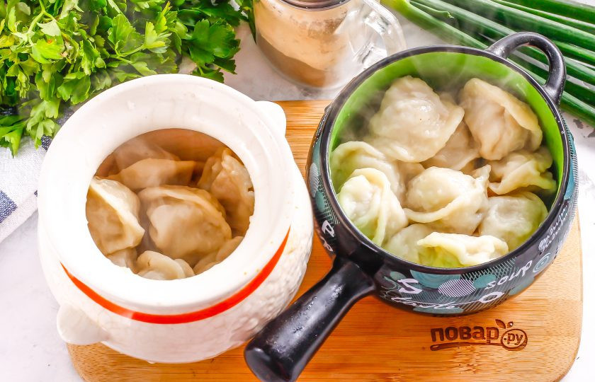 1. Этап. Пельмени по-царски: Выложите горячие пельмени в горшочки любого размера — ориентируйтесь по размерам порций.