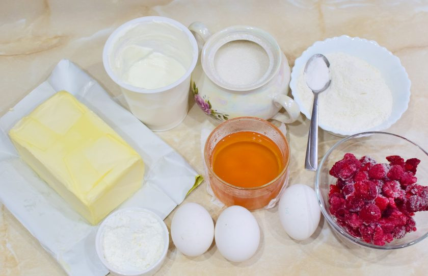 1. Этап. Медовик с малиной: Для приготовления медовика подготовьте все ингредиенты. Обратите внимание на качество мёда, он должен быть натуральный. Муку заранее просейте через сито.