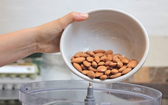 1. Этап. Чизкейк без сахара: Ядра миндаля измельчите в блендере до «средней» крошки. Переложите миндальную крошку в миску, добавьте миндальную муку, кокосовую стружку, все перемешайте и разотрите пальцами с мягким сливочным маслом.