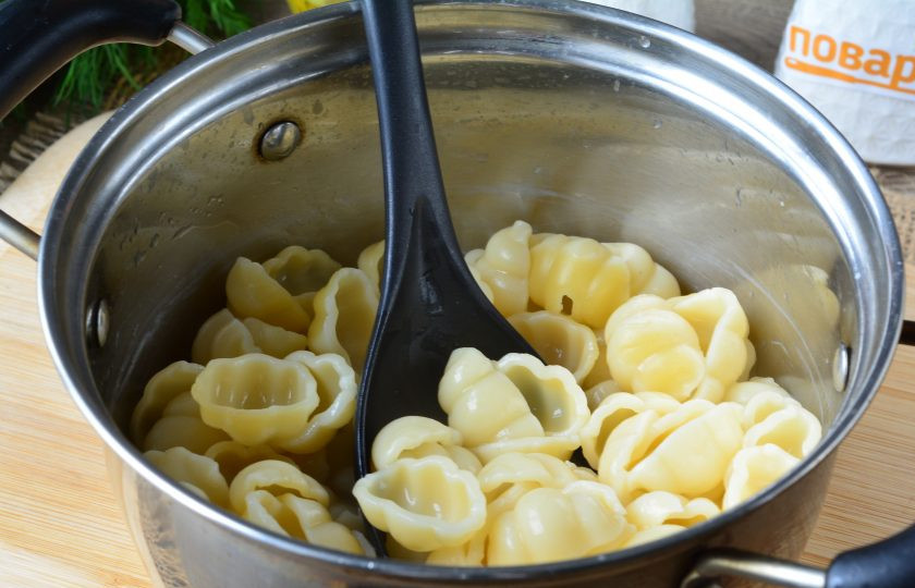 1. Этап. Макароны с фаршем и кабачками: Вскипятите 500-700 грамм воды, посолите немного, всыпьте макароны и варите 7-8 минут, затем жидкость слейте.