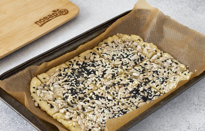 1. Этап. Печенье с семечками подсолнуха и кунжутом: Разрежьте тесто на квадраты или прямоугольники. Выпекайте печенье в разогретой до 180 градусов духовке 15-18 минут до легкой румяности.