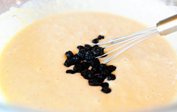 1. Этап. Кукурузные кексики с черникой: 4. Бросьте в тесто ягоды черники.