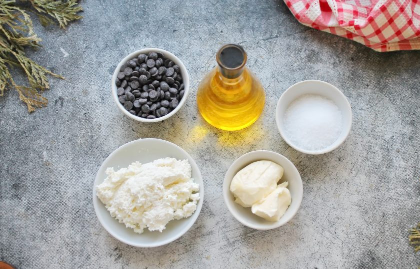 1. Этап. Творожное мороженое: Подготовьте все необходимые ингредиенты для приготовления творожного мороженого. Сливочное масло достаньте из холодильника заранее, чтобы оно стало мягким. Если шоколад большим куском, мелко порежьте или натрите на крупной терке.