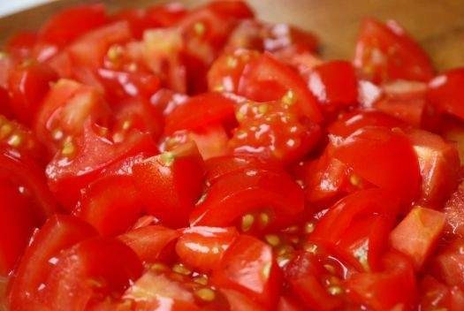 1. Этап. Салат с отварной свининой: 6. Помидоры измельчите не слишком мелко, чтобы они не раздавились в салате. Кроме этого, не берите совсем мягкие овощи.