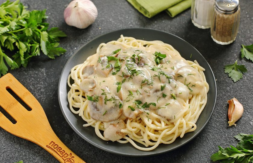 1. Этап. Соус для спагетти: Подавайте с отваренными спагетти, присыпав блюдо свежей зеленью. Приятного аппетита!