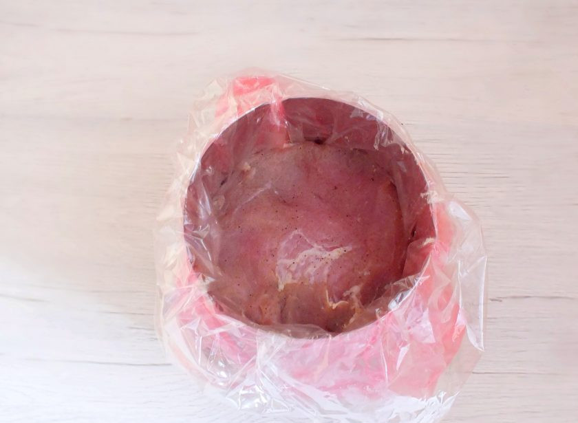 1. Этап. Буженина в ветчиннице: Переложите мясо в ветчинницу. Максимально утрамбуйте его. Особенно, если у вас несколько кусков мяса. Утрамбовка очень важна тем, чтобы в дальнейшем буженина не рассыпалась при нарезке.