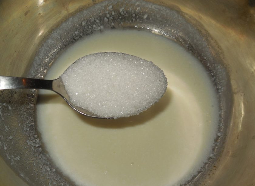 1. Этап. Оладьи на воде с яблоками: 2. Смешиваем простоквашу с сахаром (соль можно добавить по вкусу). Основа (простокваша или вода должны быть теплыми).