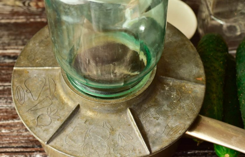 1. Этап. Огурцы в желатине: Простерилизуйте банку.