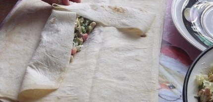 1. Этап. Начинка для шаурмы: Сверните лаваш блинчиком.