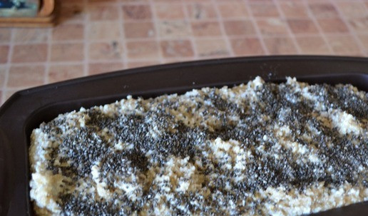 1. Этап. Хлеб творожный низкоуглеводный: Сверху посыпать семенами чиа. Поставить в разогретую до 180° духовку на 60 минут. Оставить хлеб остывать, накрыв полотенцем. Я оставляла на ночь.