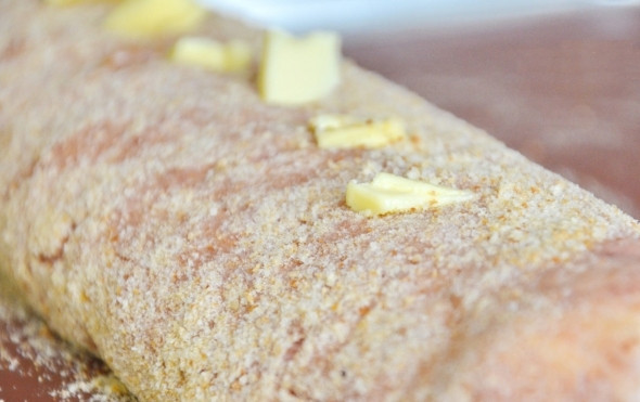 1. Этап. Мясной рулет с черносливом и орехами: 8. Выкладываем на противень, застеленный бумагой или пергаментом, и делаем пару надрезов сверху рулета. В эти разрезы нужно положить кусочки масла. И отправляем в духовку наш рулет запекаться на 40 минут.