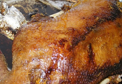 1. Этап. Рождественский гусь с фруктами и картофелем: За 5-7 минут до готовности гуся, смажьте его сиропом, верните в духовку.