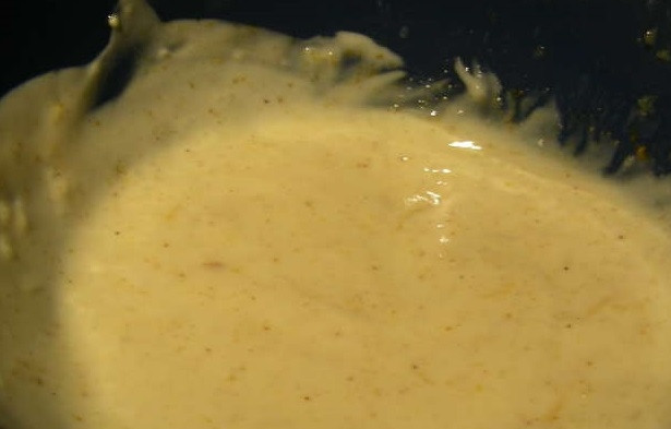 1. Этап. Салат из креветок и капусты: 2. Смешайте все ингредиенты для заправки, только не используйте базилик.