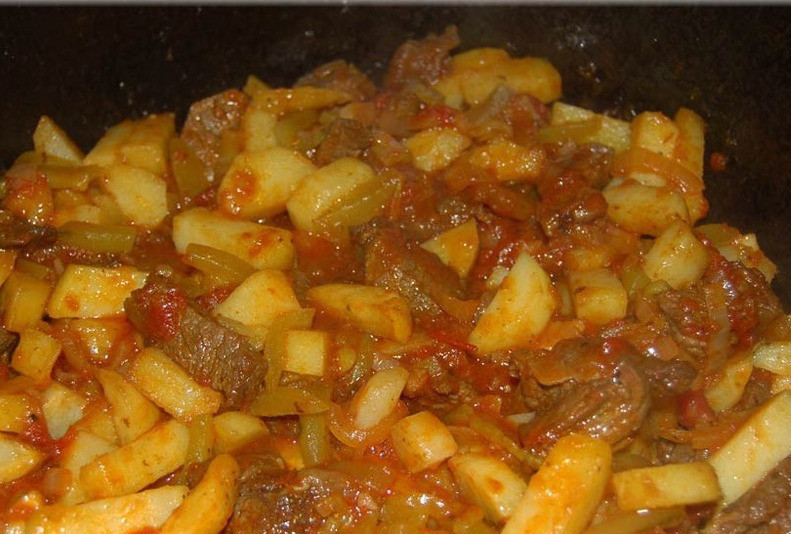 1. Этап. Мясо по-татарски: 15. Накрыть сковороду крышкой и томить на медленном огне 10-15 минут. Мясо по-татарски в домашних условиях почти готово к подаче, осталось только украсить свежей зеленью.