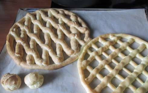 1. Этап. Заварное тесто на растительном масле: 5. Тесто получается эластичным и хорошо поддается лепке. Для пирога я добавляю немного больше муки, чем обычно, а если вы готовите эклеры - воспользуйтесь кондитерским шприцем и соблюдайте рецептуру (такая консистенция теста будет идеальной для приготовления заварных пирожных).